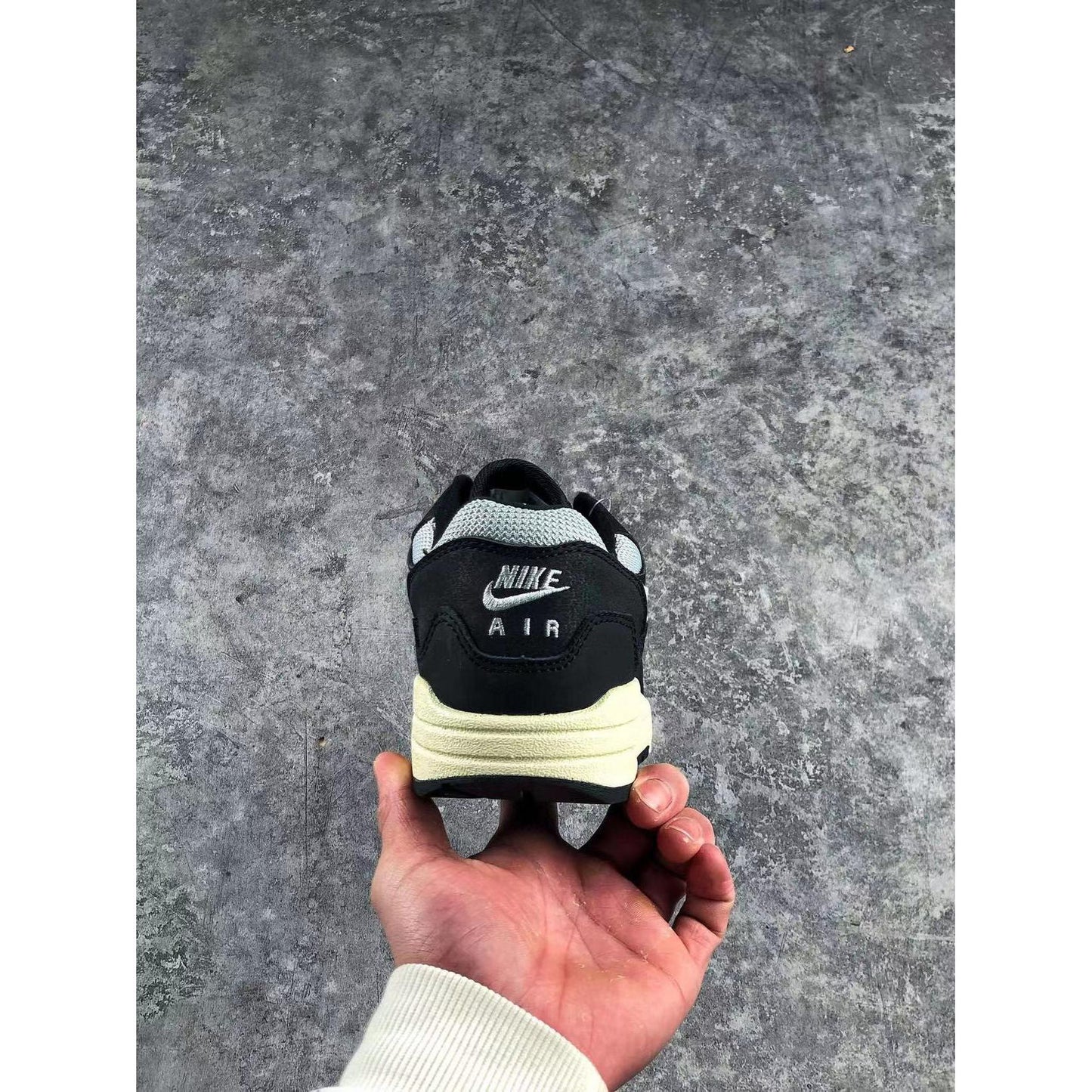 AM 1 x Patta 'Black'