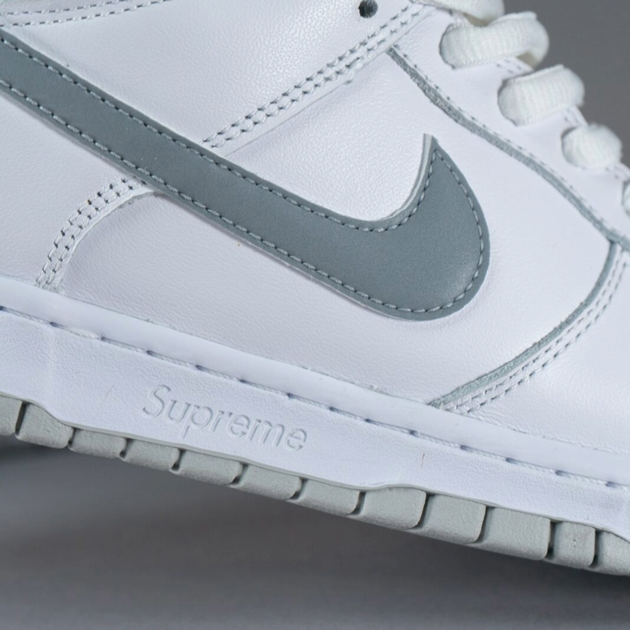 Dunk Low SB x Supreme 'White Metalic Silver'