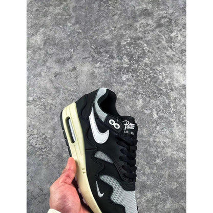 AM 1 x Patta 'Black'