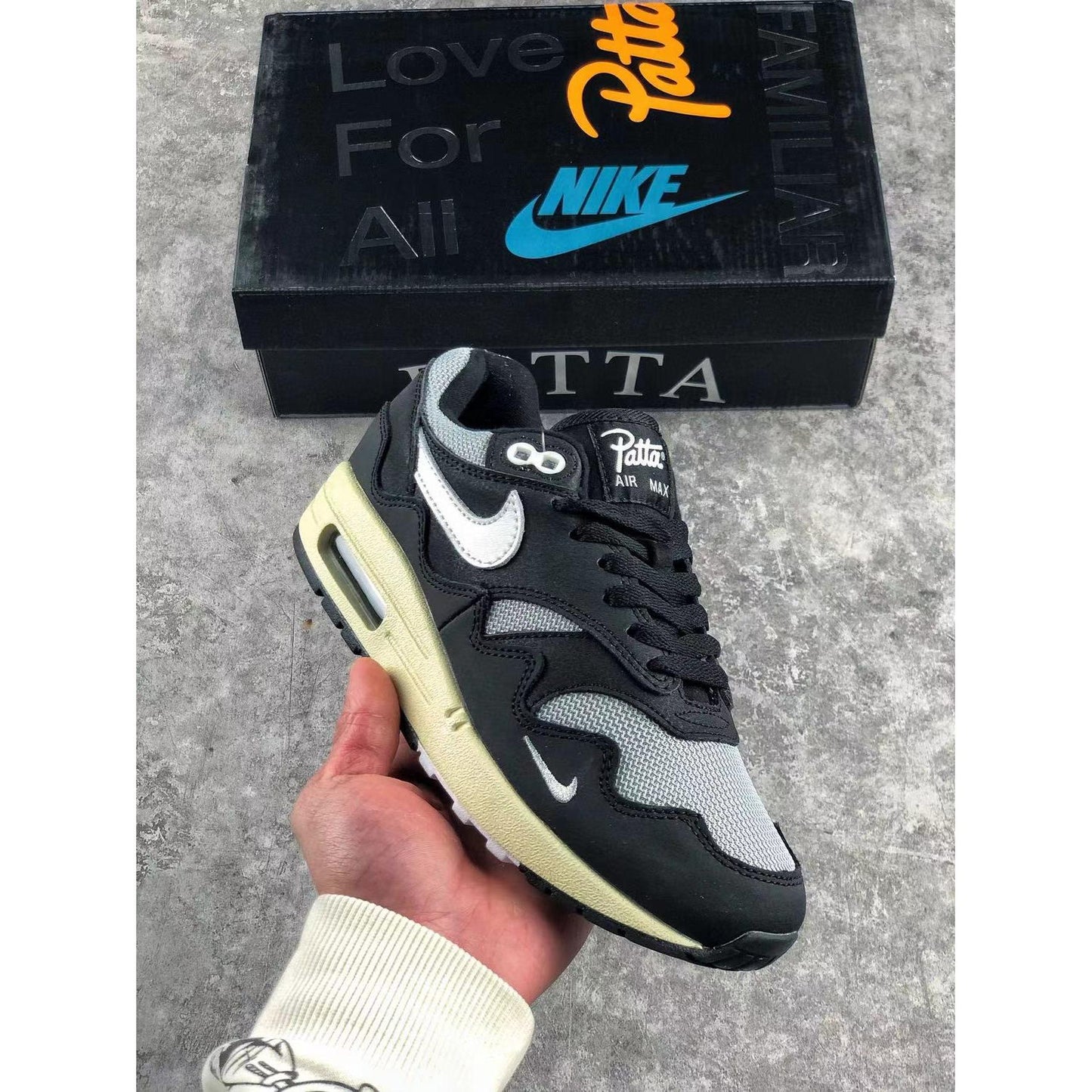 AM 1 x Patta 'Black'