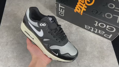 AM 1 x Patta 'Black'