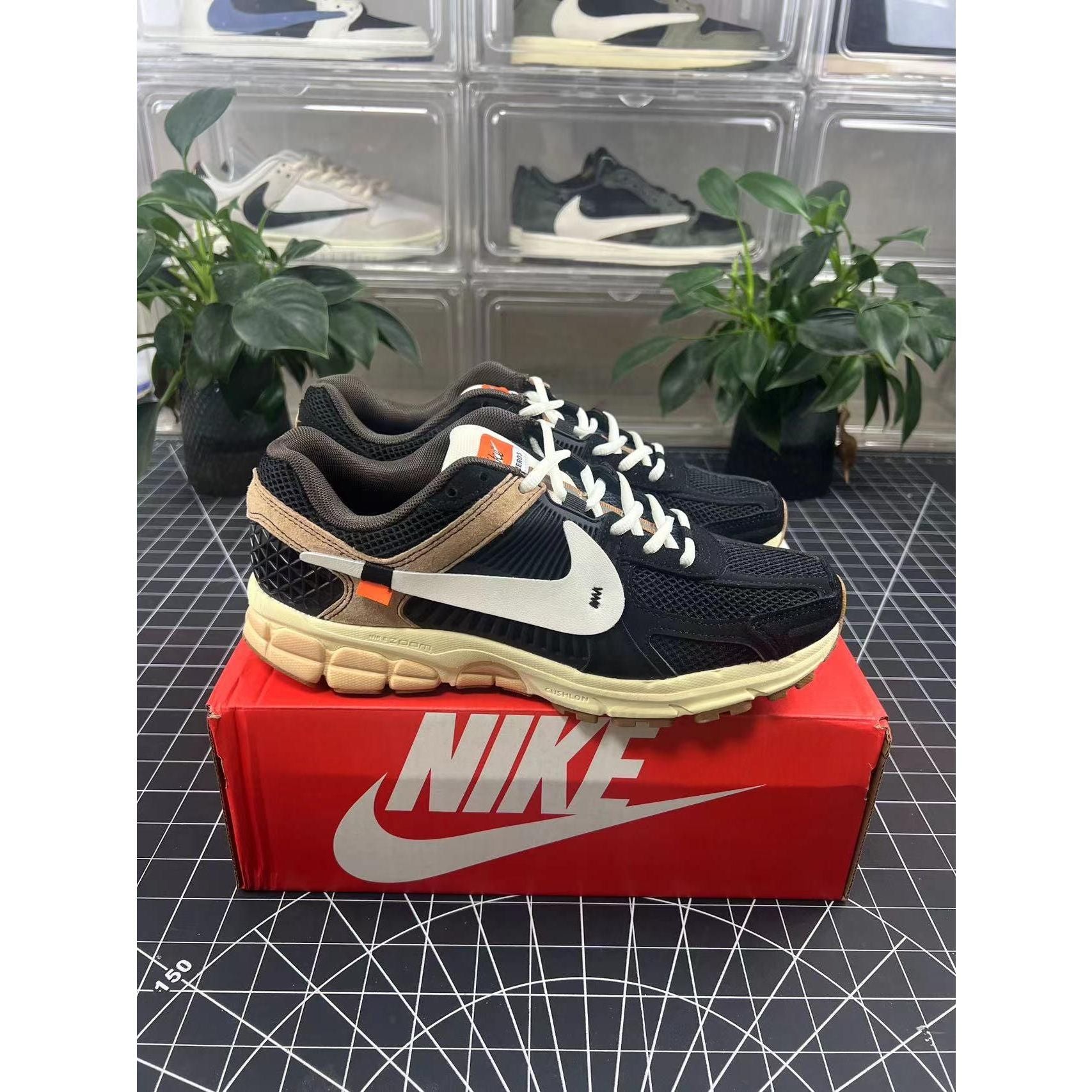 Zoom Vomero 5 x OW 'Black' - Image 7