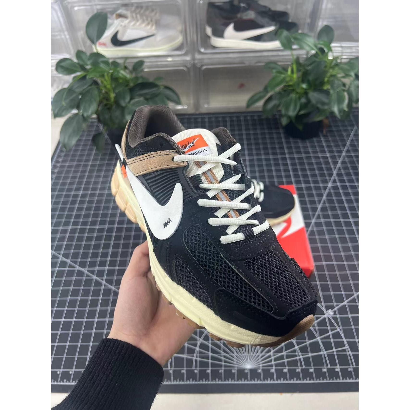 Zoom Vomero 5 x OW 'Black' - Image 2