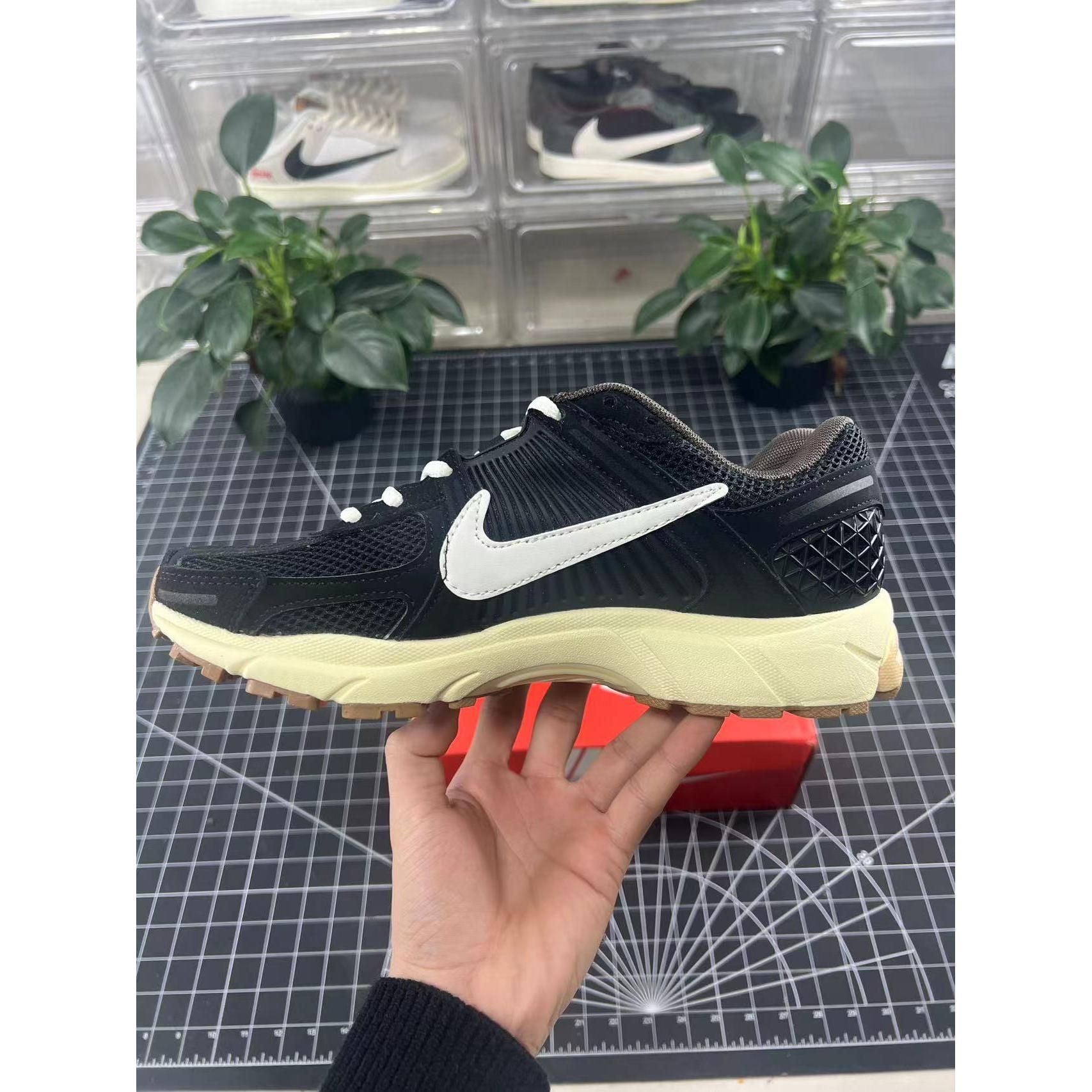 Zoom Vomero 5 x OW 'Black' - Image 5