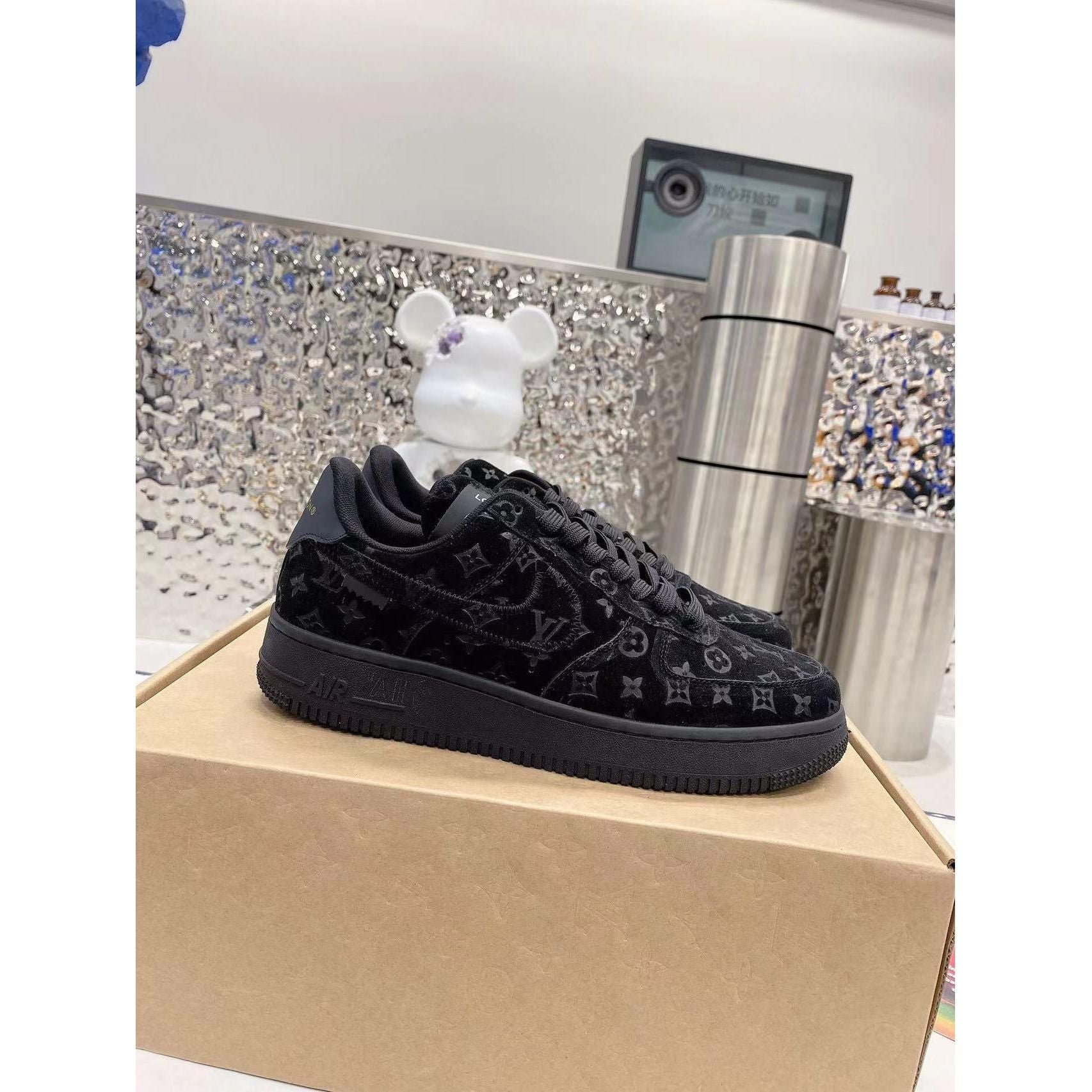 AF 1 Low x LV 'Triple Black' - Image 10