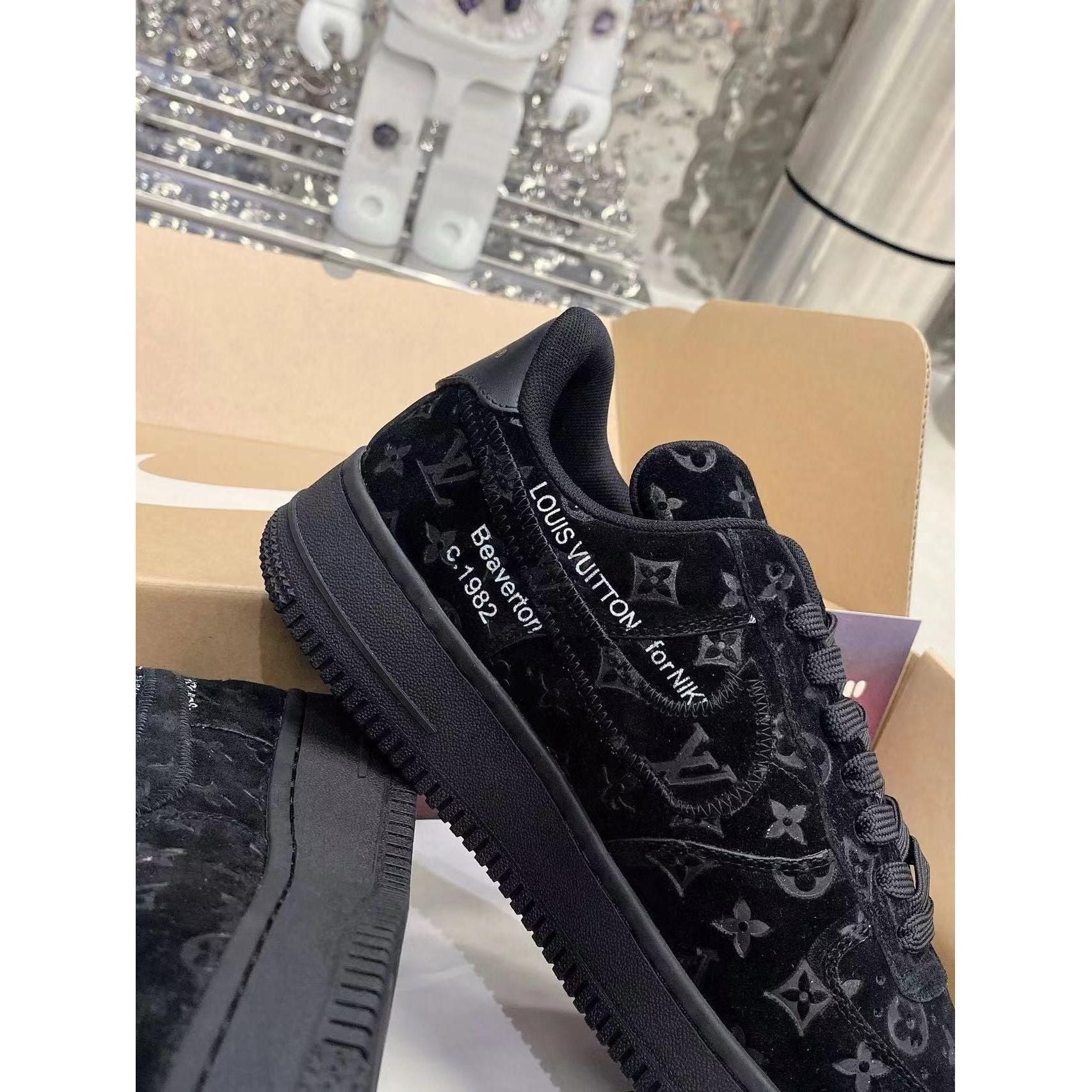 AF 1 Low x LV 'Triple Black' - Image 4