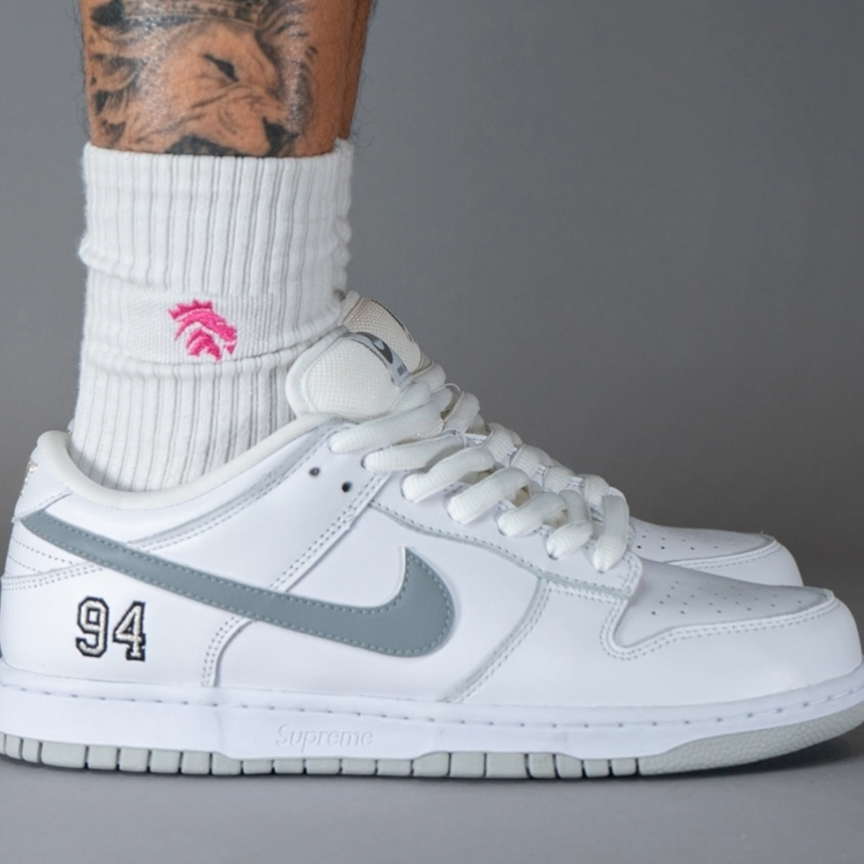 Dunk Low SB x Supreme 'White Metalic Silver' - Image 4