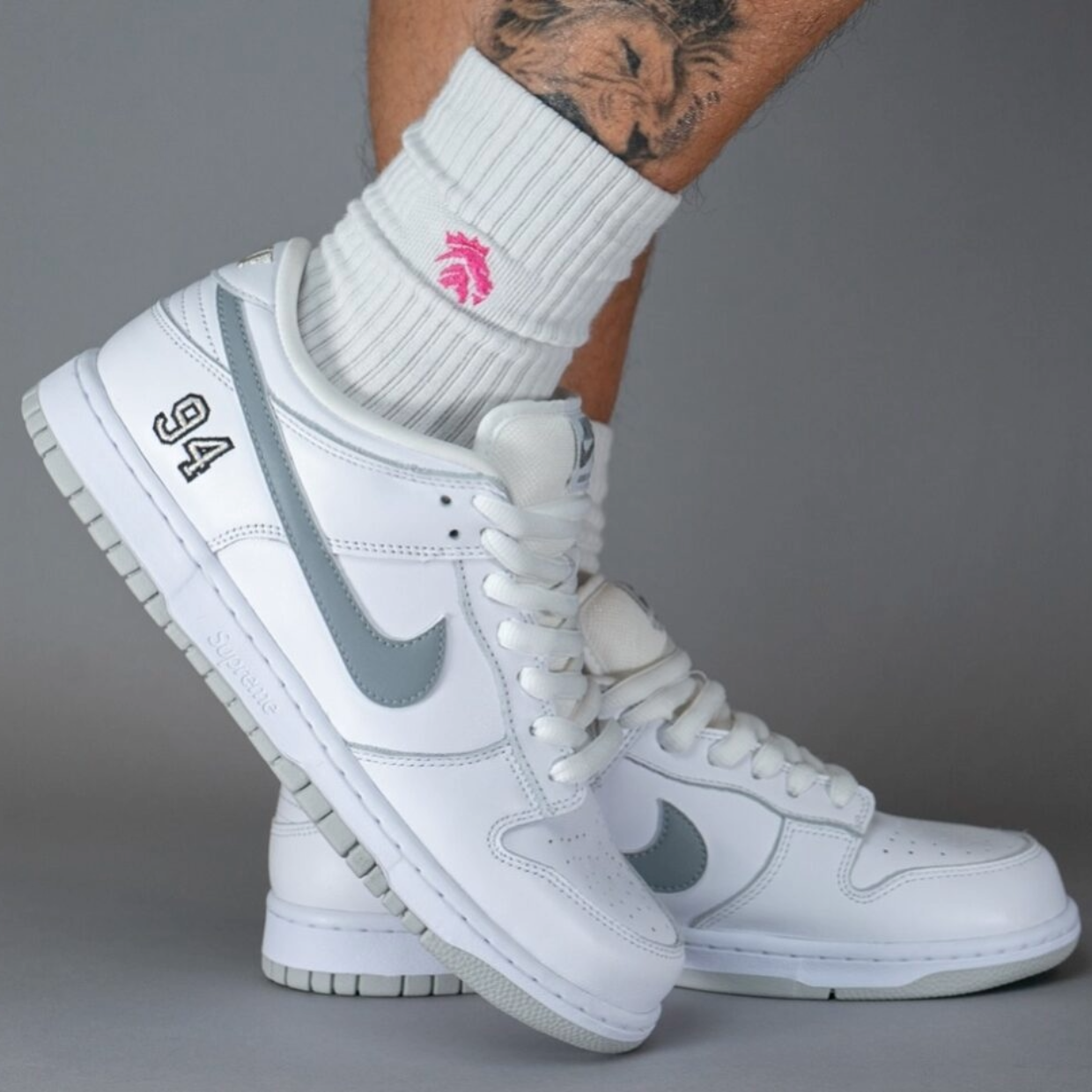 Dunk Low SB x Supreme 'White Metalic Silver' - Image 5