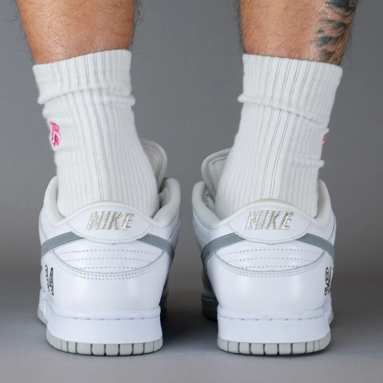 Dunk Low SB x Supreme 'White Metalic Silver' - Image 8