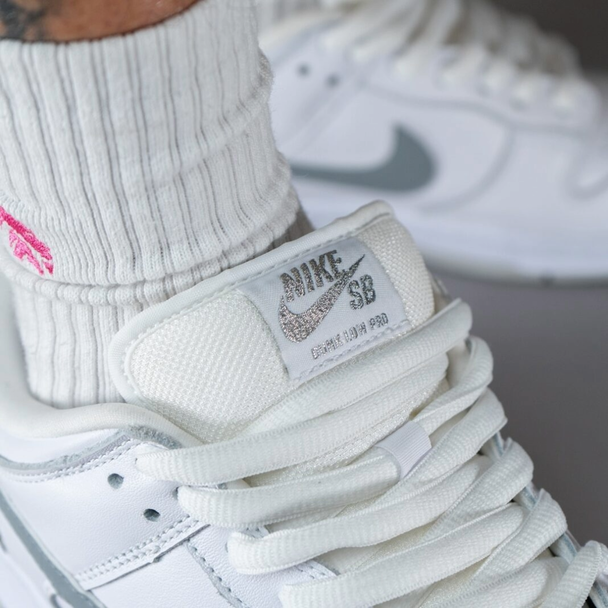 Dunk Low SB x Supreme 'White Metalic Silver' - Image 9