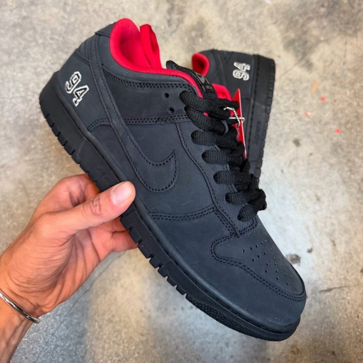 Dunk Low SB x Supreme 'Black' - Image 2