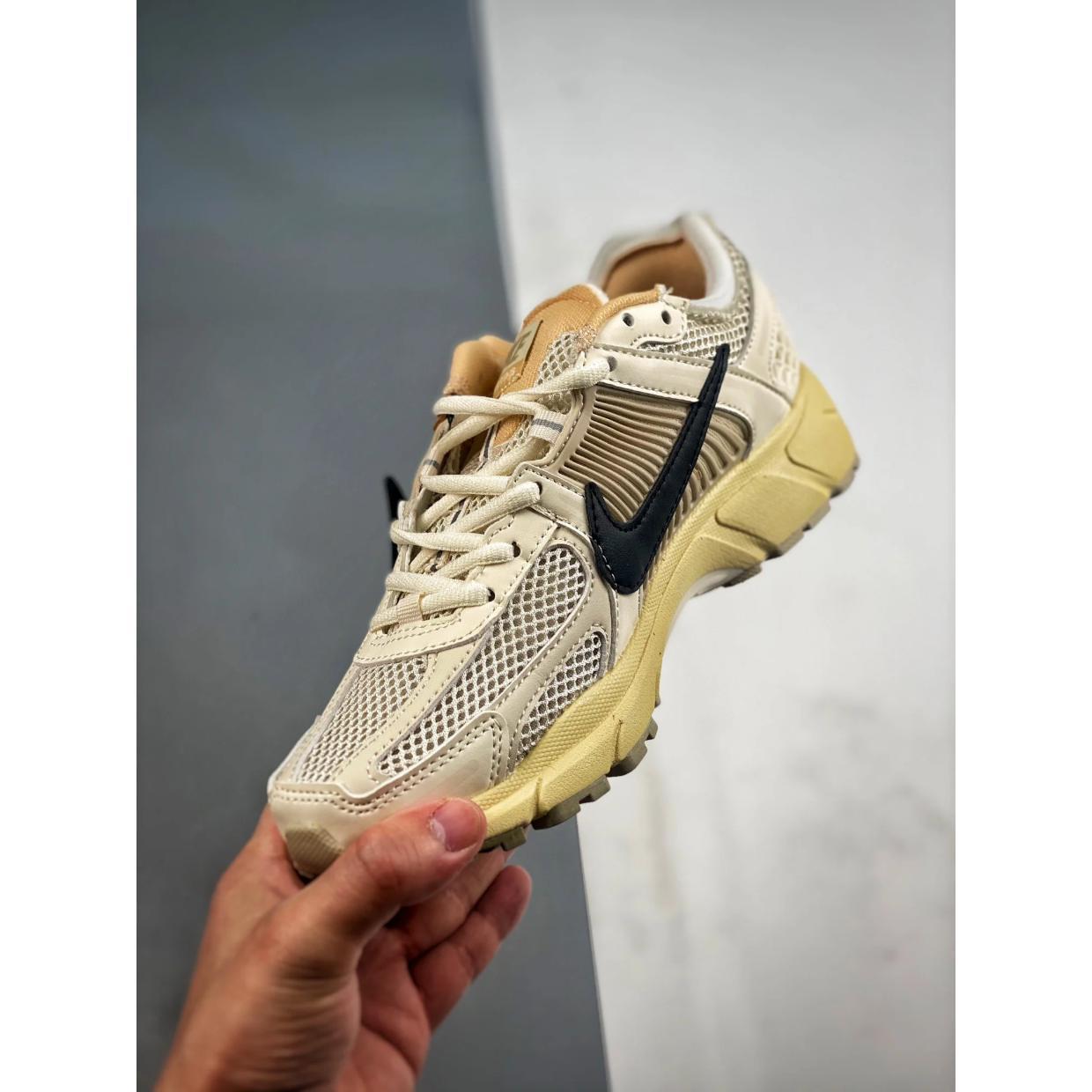 Zoom Vomero 5 x OW 'Beige' - Image 7