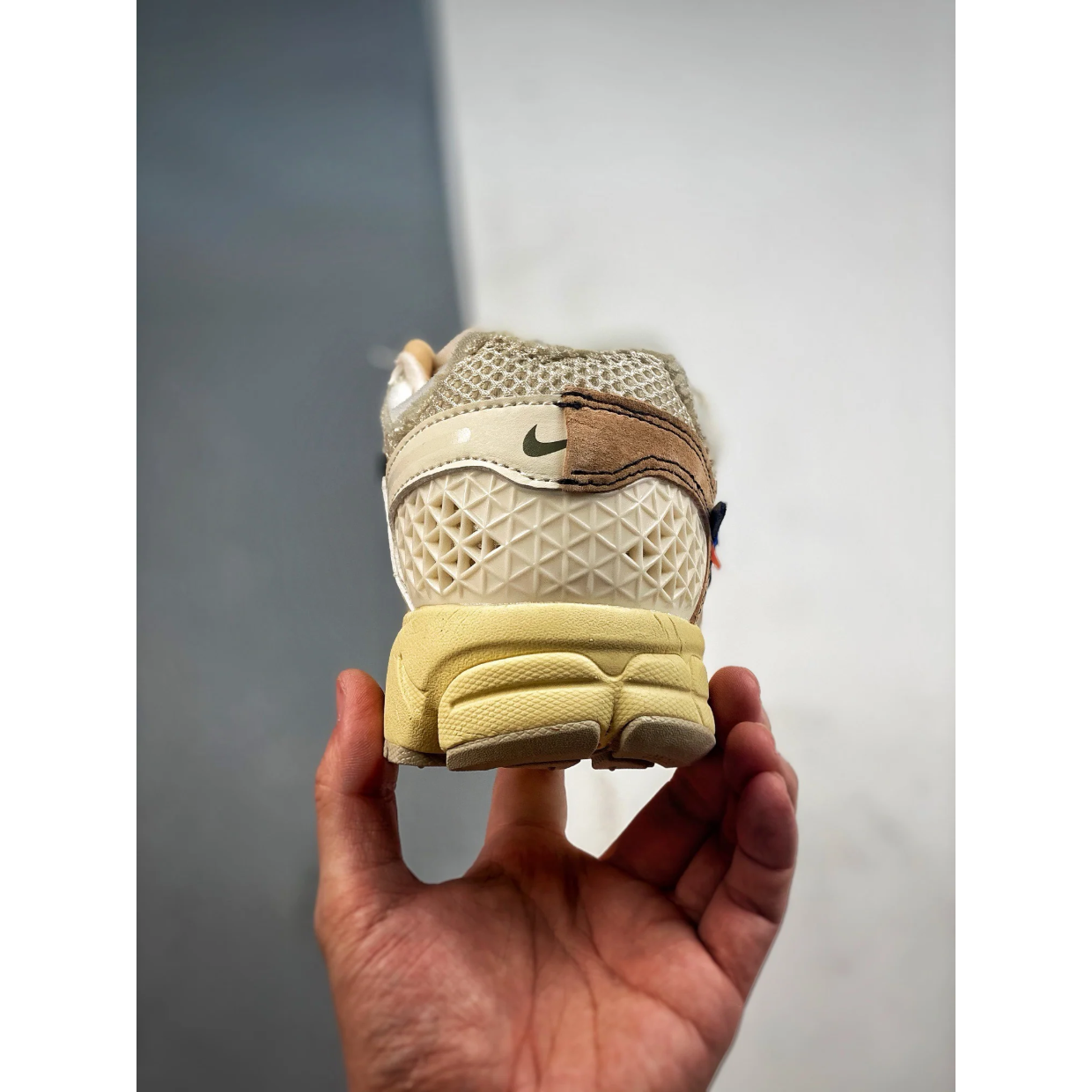 Zoom Vomero 5 x OW 'Beige' - Image 8